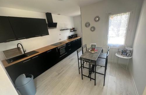 Ouzouer-sur-Loire House | Gîte 10 pers. avec jardin à 200m des commerces, proche Loire et forêt d'Orléans - FR-1-590-281