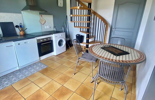 Alba-la-Romaine Apartment | Gîte 4/5p, 2 bedrooms, private garden, shared pool
