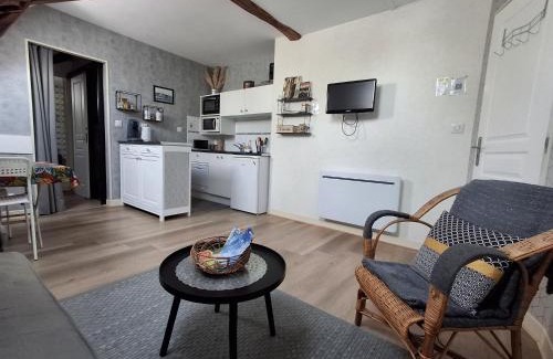 Saint-Georges-sur-Cher Apartment | Gîte 4 pers, Jacuzzi privatif & Piscine & Lit cabane