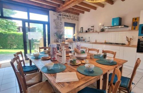 Virigneux House | Gîte 5 chambres avec jardin, terrasses et animaux acceptés - FR-1-496-326