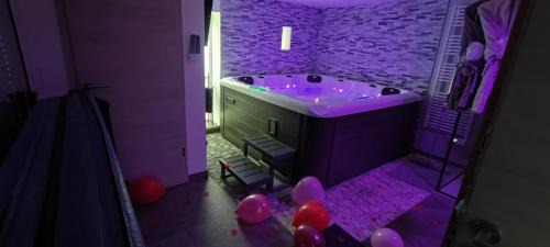 Benfeld House | Gîte Ange ou Démon, jacuzzi, sauna, love room, location à la journée