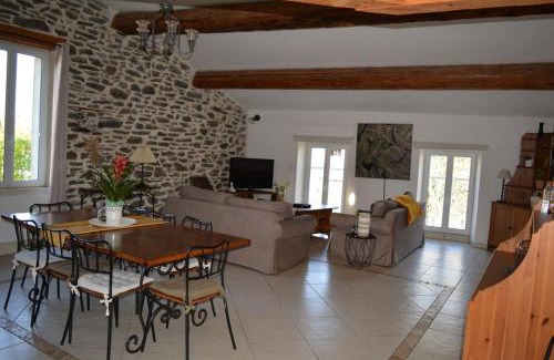 Olonzac Apartment | Gîte au cœur d un caveau de dégustation de vin