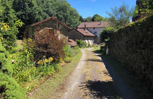 Ambazac House | Gîte au Calme Dans un Ancien Moulin au Bord D'un Ruisseau