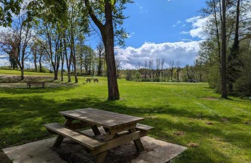 Saint-Maurice-des-Lions House | Gîte au Moulin: confort moderne avec terrasse et WIFI - FR-1-653-271