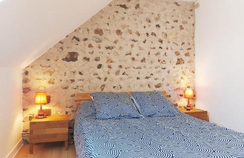 Chateaudun House | Gîte chaleureux dans un ancien corps de ferme avec wifi, cheminée et grand jardin à Châteaudun - FR-1-581-71