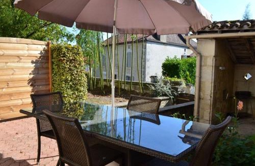 Salles-Lavalette House | Gîte Charentais avec Terrasse, Jardin et Randonnées - Idéal Familles et Animaux Acceptés - FR-1-653-177