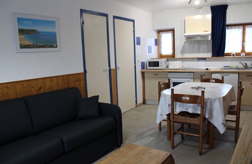 Grandcamp-Maisy Cottage | Gîte-Comfort-Private Bathroom-Garden view