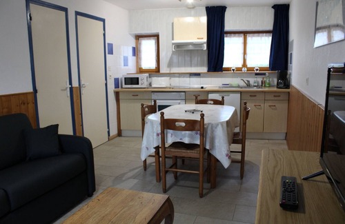 Grandcamp-Maisy Cottage | Gîte-Comfort-Private Bathroom-Garden view