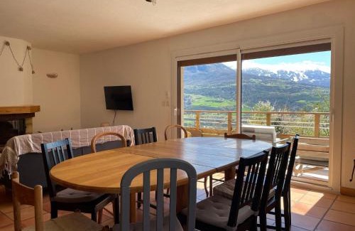 Embrun House | Gîte confort 15 couchages, vue panoramique Montagne Hautes Alpes, Terrasses