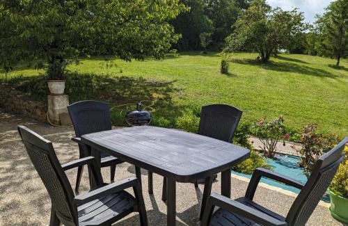 Chateauneuf-sur-Charente Apartment | Gîte cosy avec terrasse privative, jardin et activités nature à proximité - FR-1-653-259