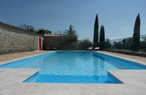 Joyeuse Apartment | Gîte de charme la FENIERE dans Mas en pierres, 2 ch au calme, 80m2, nature, respect de l'environnement, piscine chauffée, sud Ardèche