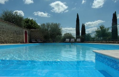 Joyeuse Apartment | Gîte de charme la FENIERE dans Mas en pierres, 2 ch au calme, 80m2, nature, respect de l'environnement, piscine chauffée, sud Ardèche