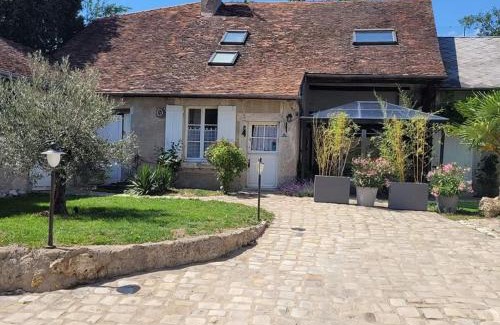 Courbouzon House | Gîte de la tour de Loire - 65 m2 au pied d'une tour de gué du 17ème siècle