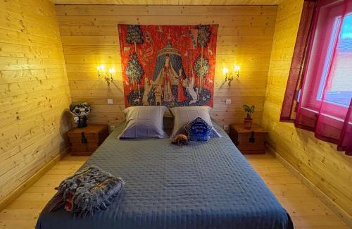 Boutenac Ski Chalet | Gîte du Sanglier Magique - hommage au célèbre sorcier