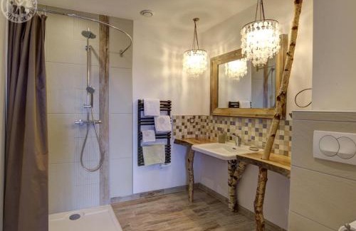 Champoly House | Gîte en bois avec piscine naturelle, 3 chambres avec terrasses privatives - FR-1-496-258