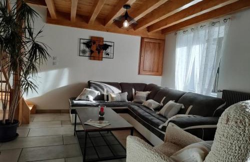 Chalmazel-Jeansagniere House | Gîte en pierre rénové avec jardin et WiFi à Chalmazel-Jeansagnière - FR-1-496-253