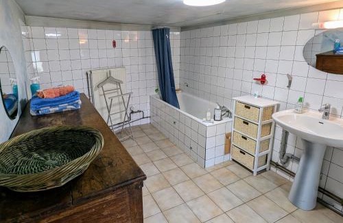 Coulevon House | Gîte entre ville et campagne, Wi-Fi gratuit, sur circuit des peintres - FR-1-583-502