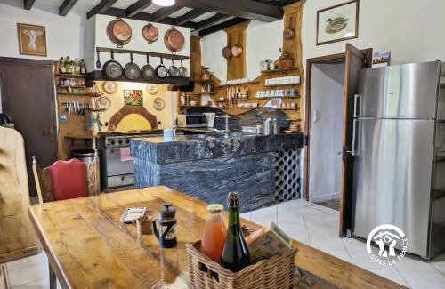 Gennes-sur-Glaize House | Gîte familial avec piscine couverte, animaux et grand jardin, tout inclus, jusqu'à 11 pers - FR-1-600-234