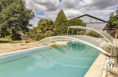 Gennes-sur-Glaize House | Gîte familial avec piscine couverte, animaux et grand jardin, tout inclus, jusqu'à 11 pers - FR-1-600-234