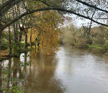 Serans House | Gîte familial au bord de l'Orne, au pied du château de Mesnil-Glaise