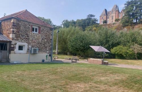 Serans House | Gîte familial au bord de l'Orne, au pied du château de Mesnil-Glaise