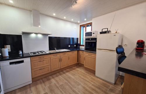 Segry House | Gîte familial avec piscine partagée, terrasse et WiFi - FR-1-591-635