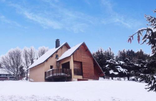 Besse-en-Chandesse Ski Chalet | Gîte Granit des Fraux