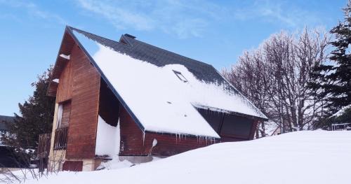 Besse-en-Chandesse Ski Chalet | Gîte Granit des Fraux
