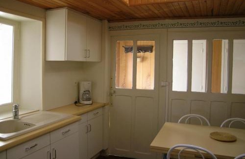 Huriel House | Gîte Indépendant avec Cour Close, WiFi et Chauffage Compris – Proche Montluçon et Néris-les-Bains - FR-1-489-27