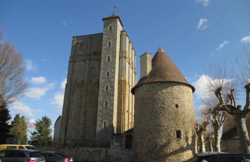 Huriel House | Gîte Indépendant avec Cour Close, WiFi et Chauffage Compris – Proche Montluçon et Néris-les-Bains - FR-1-489-27