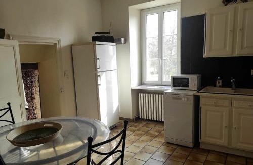 Mareuil-sur-Arnon House | Gîte indépendant au bord de la rivière, cadre historique, pêche, animaux bienvenus, parking privé - FR-1-586-22