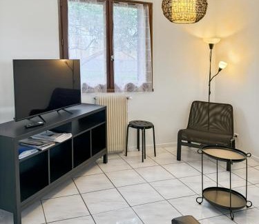 Saint-Pantaleon-de-Lapleau House | Gîte le Bistrot, 3ch, 6pers