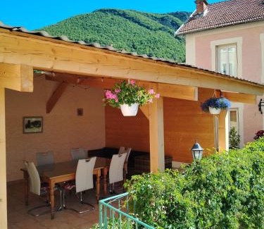Serres House | Gîte La Rose des Alpes à Serres, 3 chambres, capacité 4 à 8 personnes, Cuisine, Terrasse, Parking et Garage