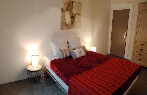 Serres House | Gîte La Rose des Alpes à Serres, 3 chambres, capacité 4 à 8 personnes, Cuisine, Terrasse, Parking et Garage