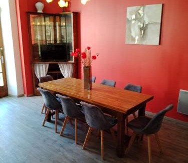 Serres House | Gîte La Rose des Alpes à Serres, 3 chambres, capacité 4 à 8 personnes, Cuisine, Terrasse, Parking et Garage