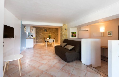 Bourg-Saint-Andeol Cottage | Gîte "la truffière".
