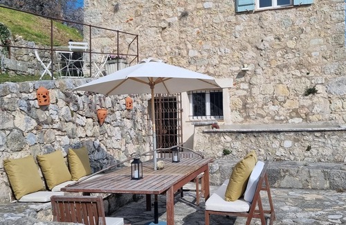 Gourdon Apartment | Gîte Le Colombier n ° 2 in a former sheepfold