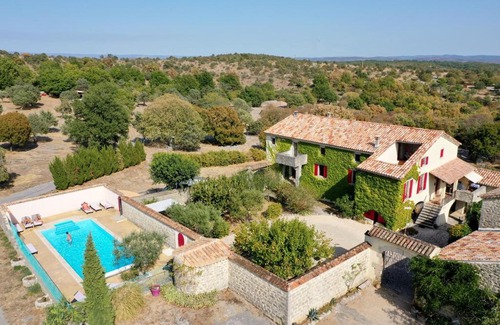 Joyeuse Bed & Breakfast | Gîte le MAGNAN, 55 m2, au calme, terrasse, jardin, piscine chauffée, sud Ardèche