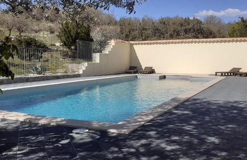 Joyeuse Bed & Breakfast | Gîte le MAGNAN, 55 m2, au calme, terrasse, jardin, piscine chauffée, sud Ardèche