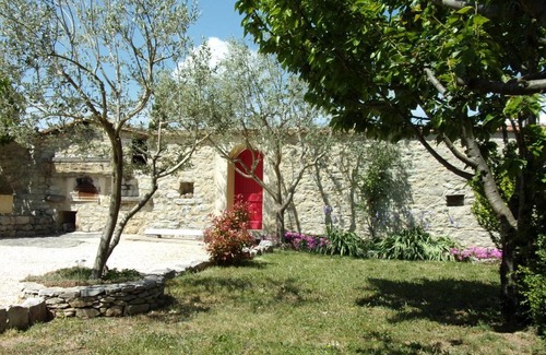 Joyeuse Bed & Breakfast | Gîte le MAGNAN, 55 m2, au calme, terrasse, jardin, piscine chauffée, sud Ardèche