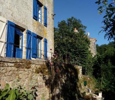 Treize-Vents House | Gîte les Pieds dans l'eau 10 min du Puy du Fo
