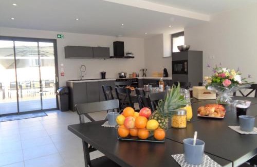 Montchal House | Gîte lumineux avec jardin, jacuzzi, et équipements modernes, idéal pour séjours en famille ou entre amis - FR-1-496-234