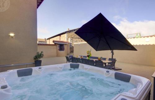 Montchal House | Gîte lumineux avec jardin, jacuzzi, et équipements modernes, idéal pour séjours en famille ou entre amis - FR-1-496-234