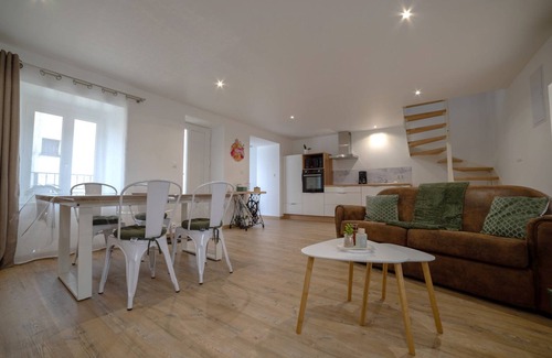 Chef-du-Pont House | Gîte - Maison de Ville Avec Cours Privée
