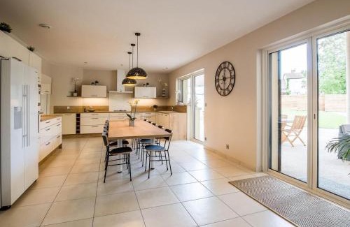 Gy House | Gîte moderne et lumineux à Gy avec grand salon, jardin et jeux pour enfants - FR-1-583-457