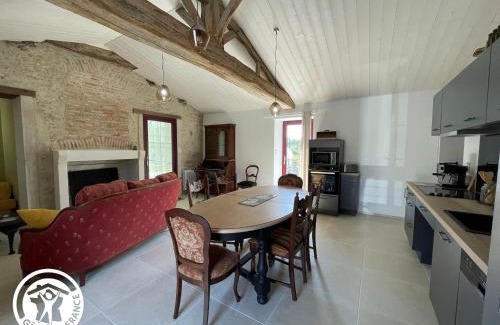 Challans-Gois Communaute House | Gîte rénové avec piscine chauffée et jardin clos, à proximité des plages et de la campagne bio. - FR-1-426-531