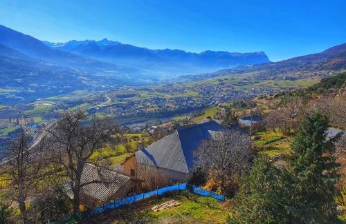Chateauroux-les-Alpes Apartment | gîte roche Rousse