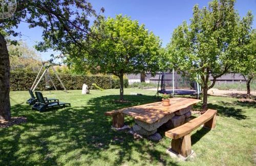 Saint-Romain-d'Urfe House | Gîte spacieux avec cheminée, proche forêt, VTT et randonnées, idéal pour familles et détente - FR-1-496-36