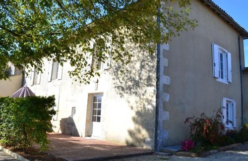 Salles-Lavalette House | Gîte typique Sud Charente, 2 chambres, terrasse, animaux acceptés, proche circuits randonnées - FR-1-653-78