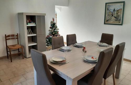Salles-Lavalette House | Gîte typique Sud Charente, 2 chambres, terrasse, animaux acceptés, proche circuits randonnées - FR-1-653-78